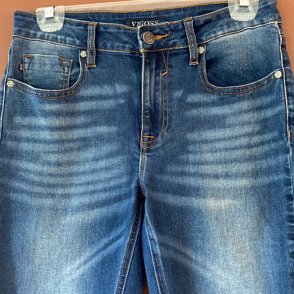 Vigoss ladies jeans in size 27 x 27 length. Mid rise with fading throughout.